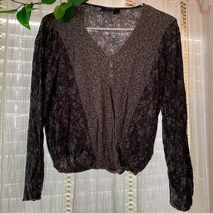 Daytrip Women’s Navy Lavendar Floral Crop V Neck Blouse Size Small
